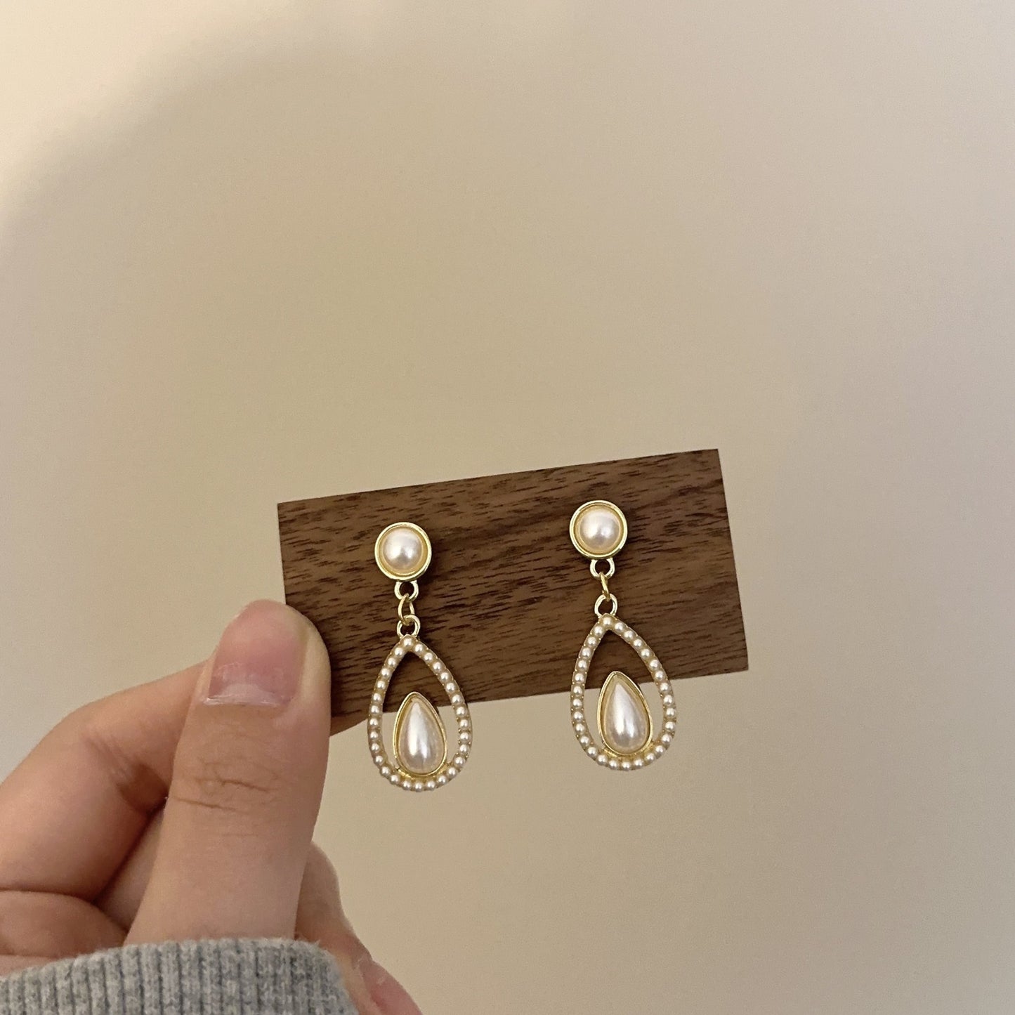 Droplet niche earrings