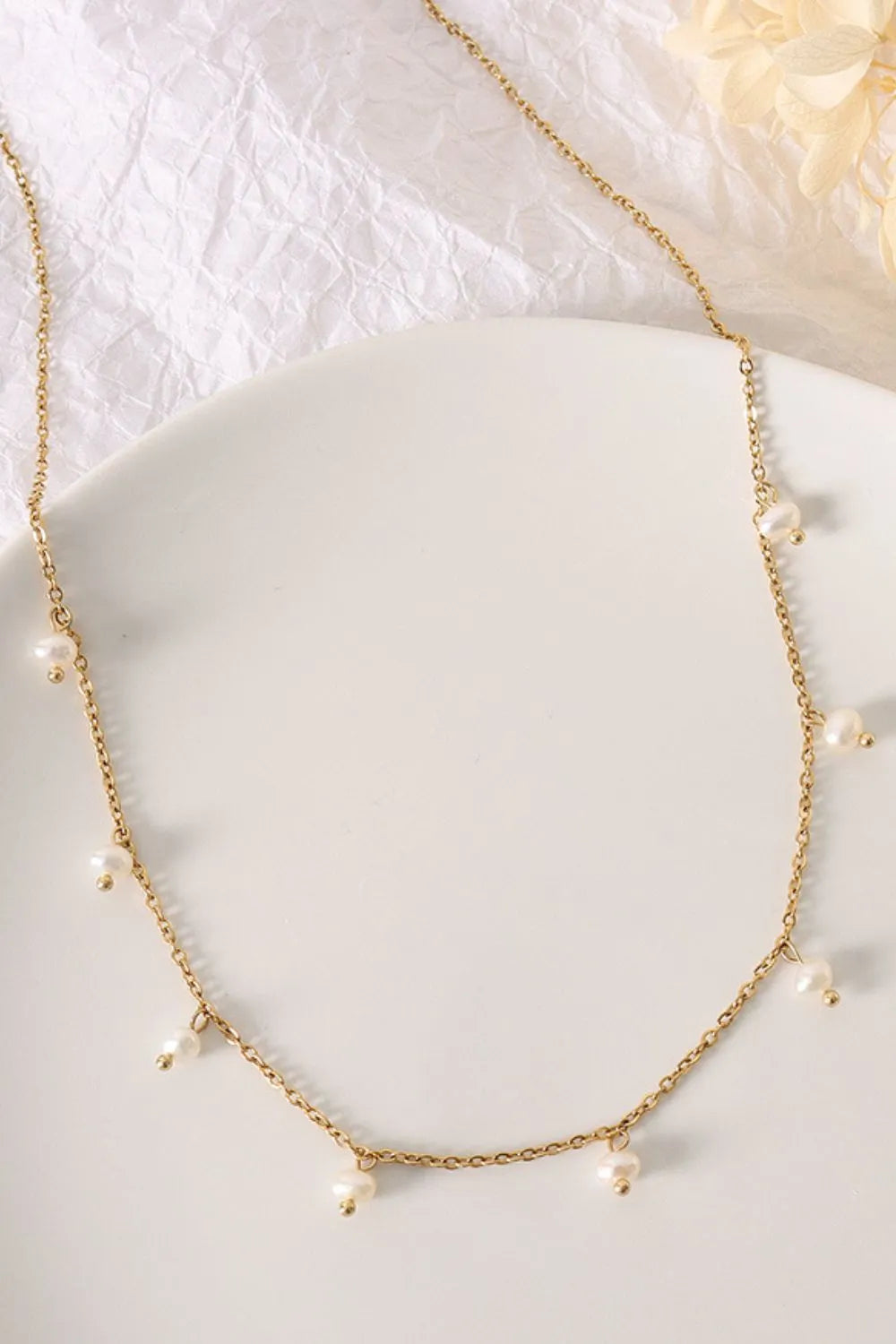 Loose pearl necklace