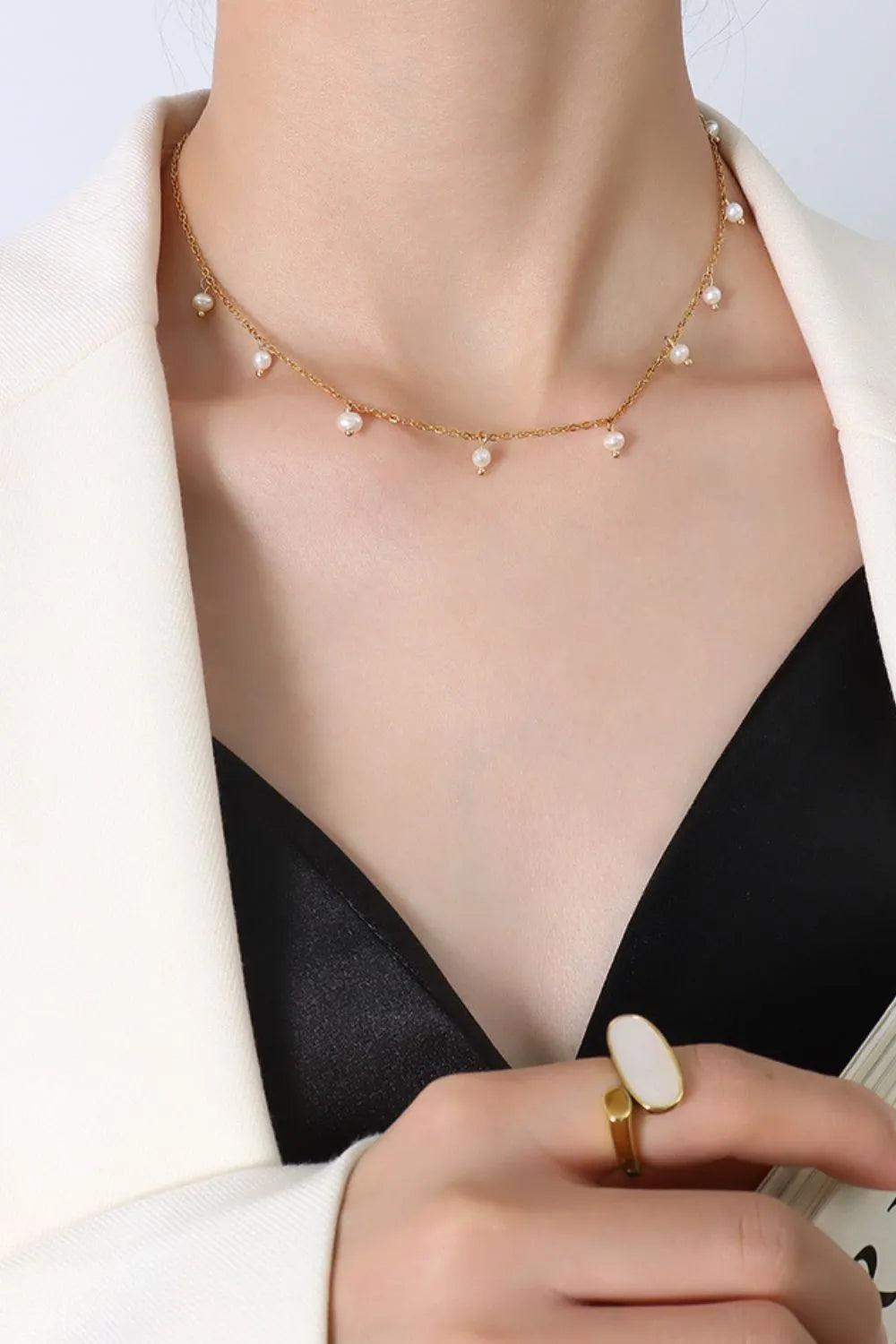 Loose pearl necklace