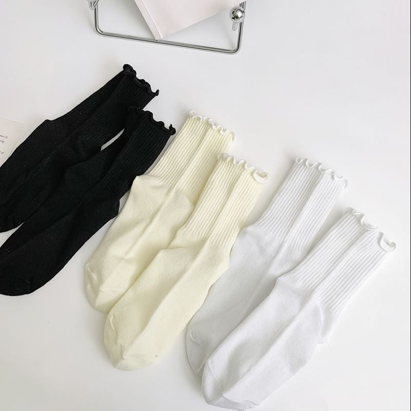 1 pair of ruffled socks