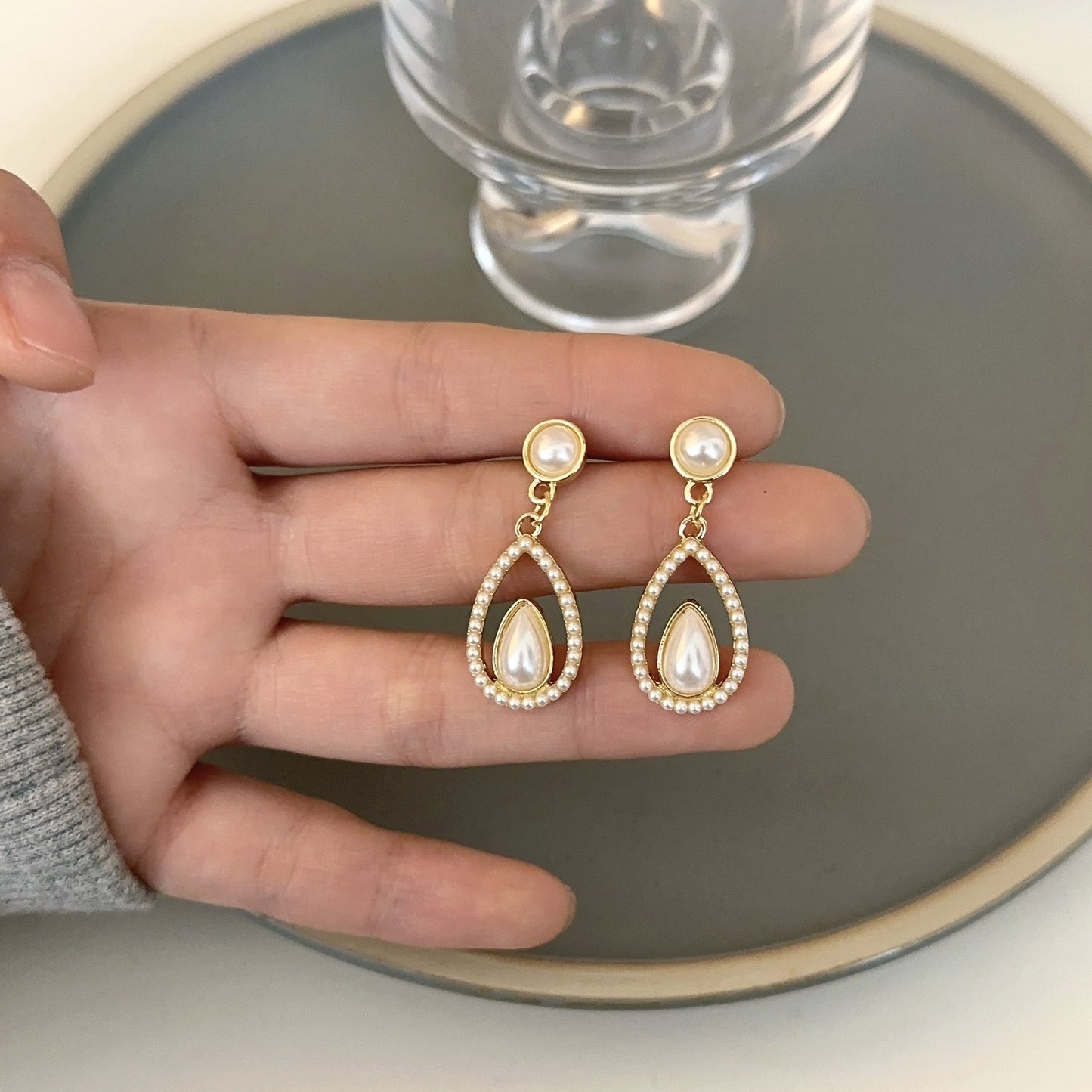 Droplet niche earrings