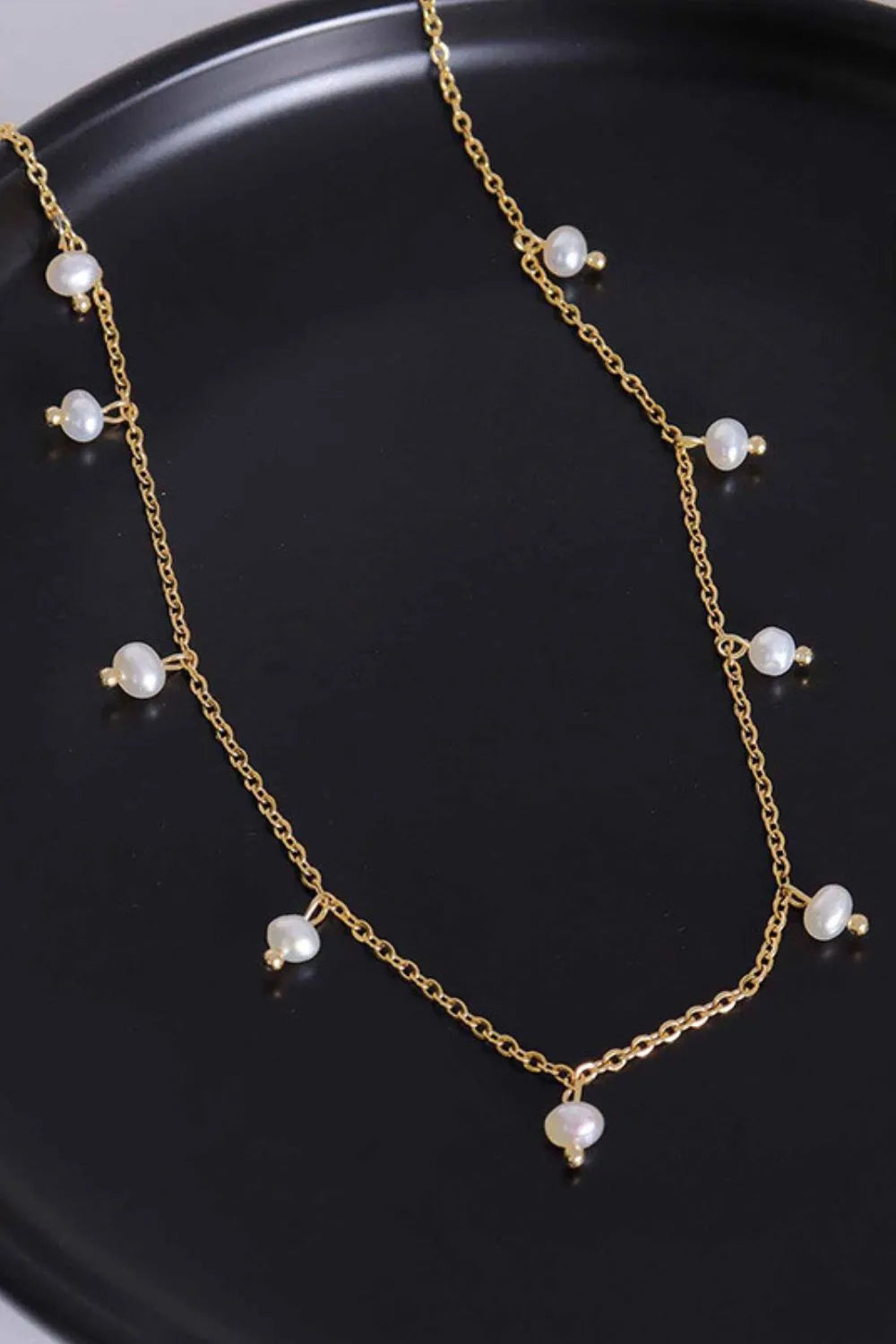 Loose pearl necklace