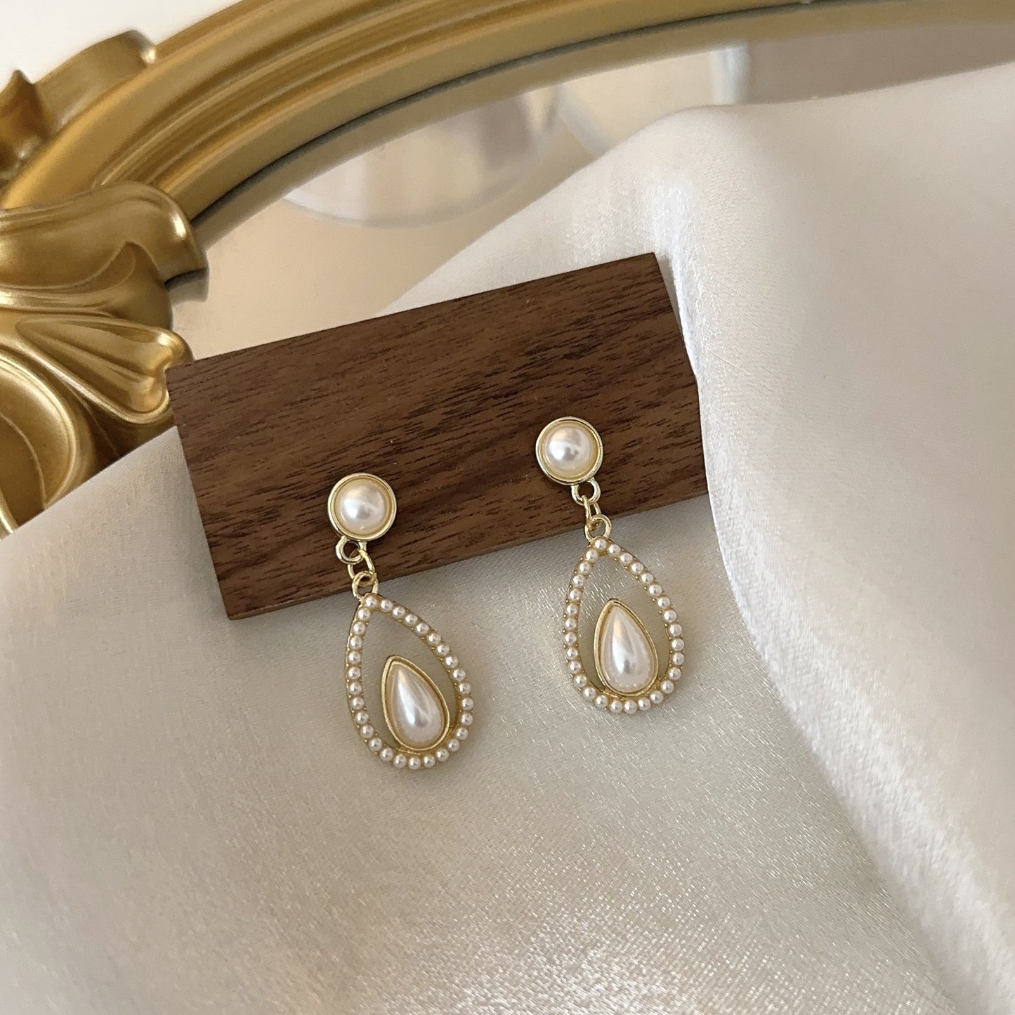 Droplet niche earrings