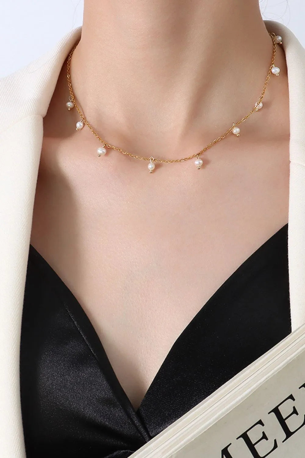 Loose pearl necklace